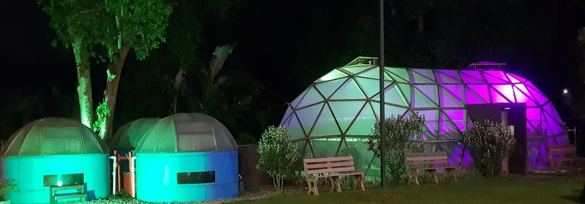 Domo acuapónico iluminado de noche